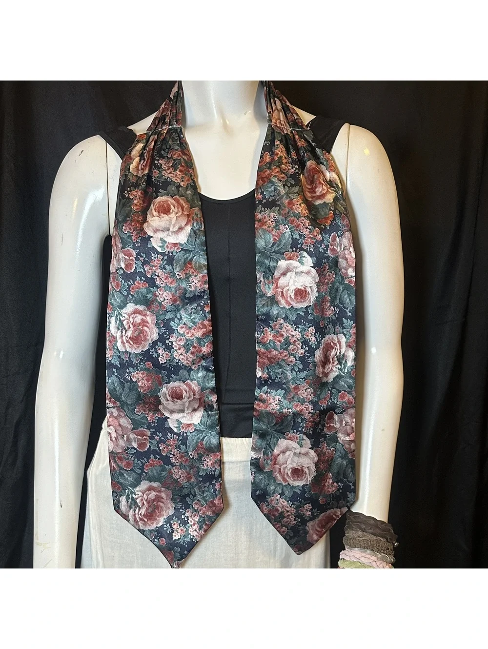 Vintage Floral Pattern Cravat/Ascot Scarf